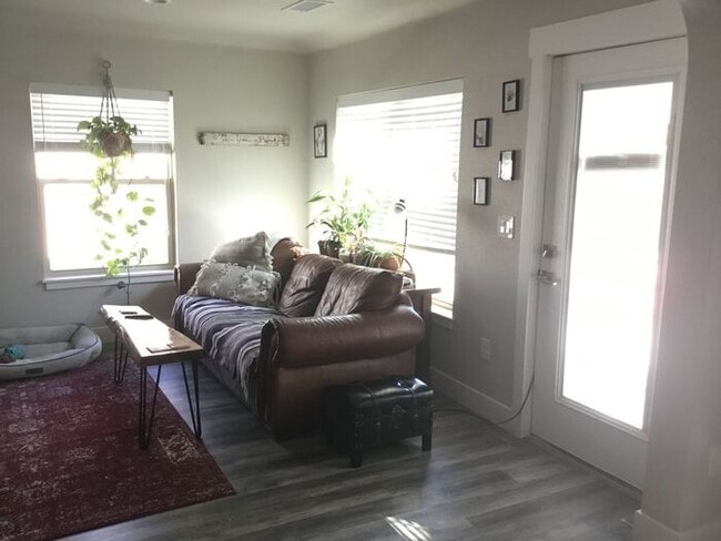 Building Photo - Refinished 2 Bedroom Home Near Downtown Fo...