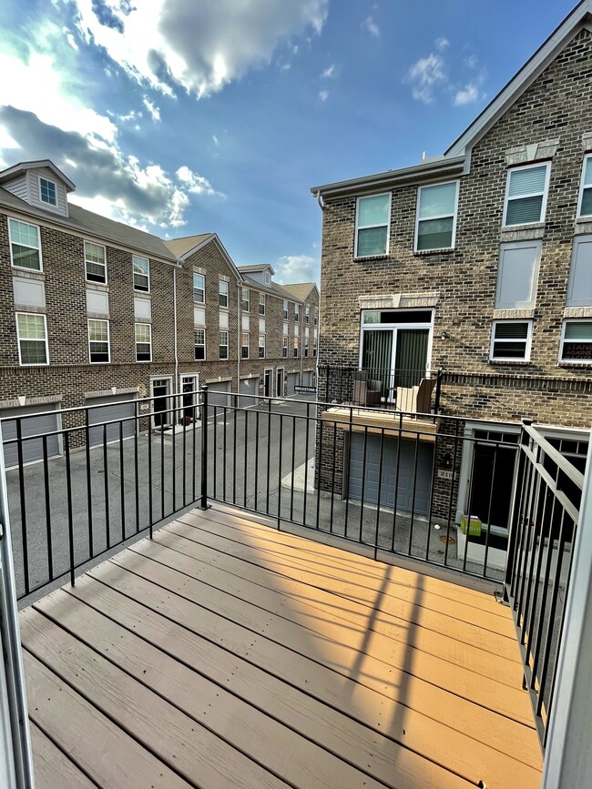 Building Photo - 219 Ice Ave