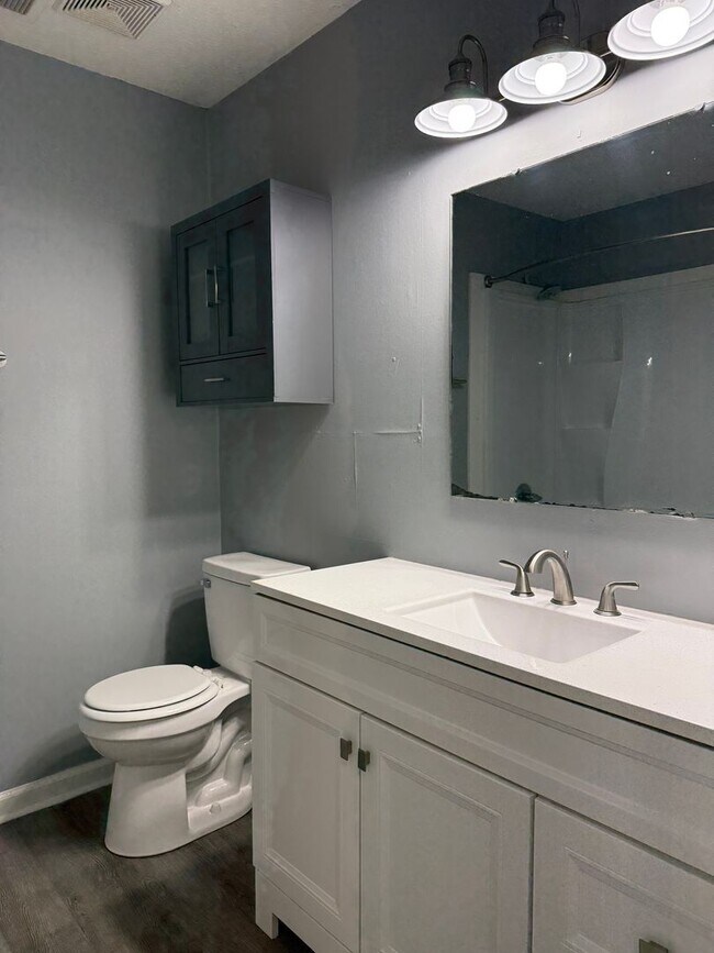 Building Photo - 1309 Glenn Cir