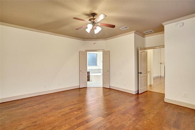 Building Photo - 10 Tallgrass Way