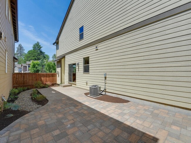 Building Photo - Charming Tudor in Edgewater on The Tualatin