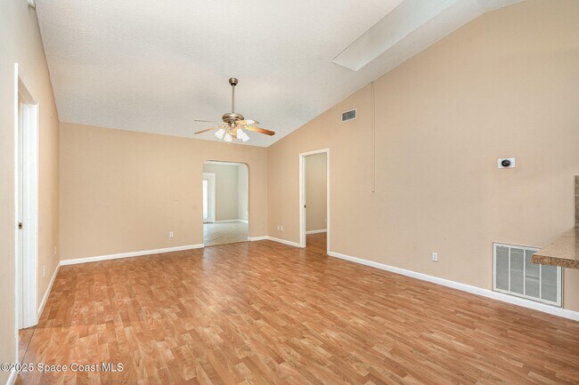 Building Photo - 559 Diamond Ave NE