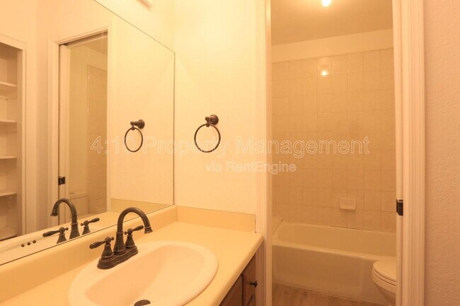 Building Photo - 951 E Leeward Ln