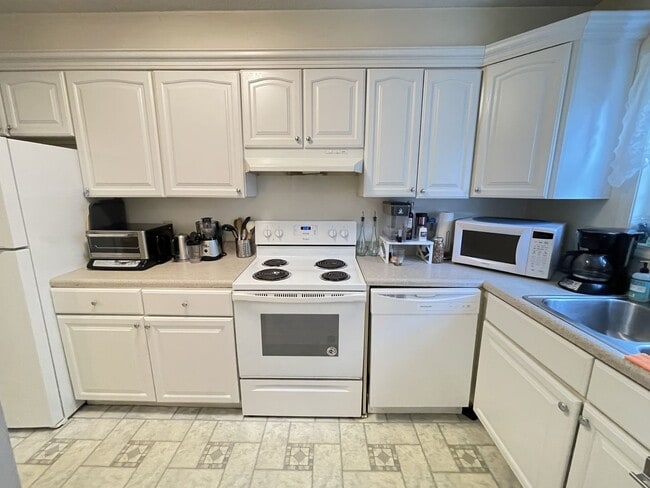 Building Photo - Incredible location! Fidelity Court offers comfort and convenience in the heart of Carrboro...
