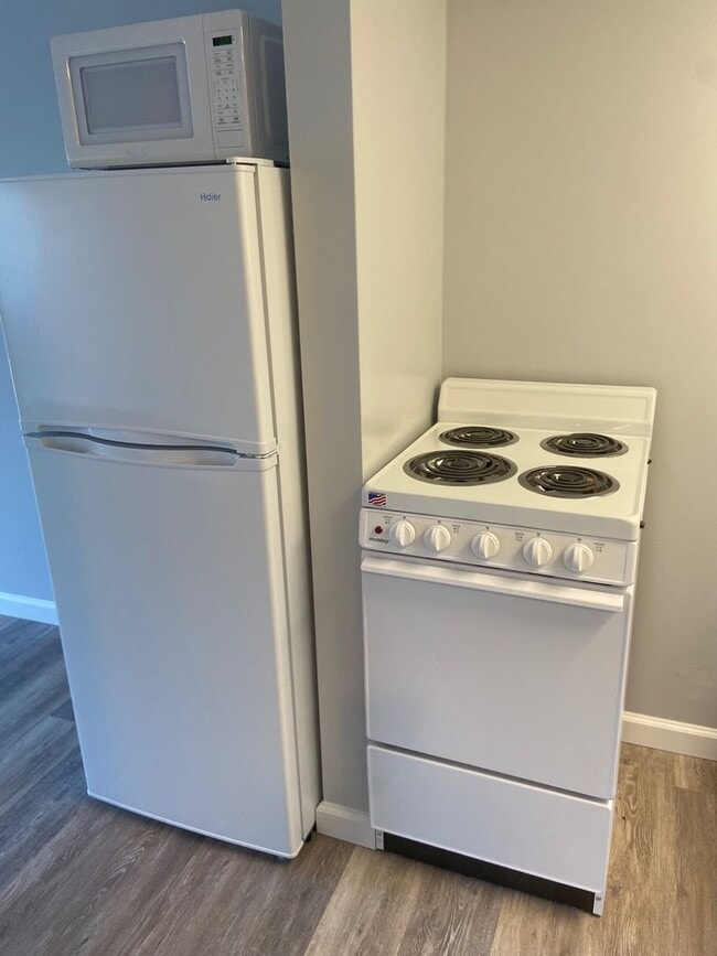 Building Photo - Studio Apartment in Hollister