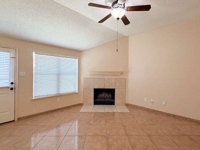 Building Photo - 3 Bed, 2 bath home in Burleson ISD - Great Location!