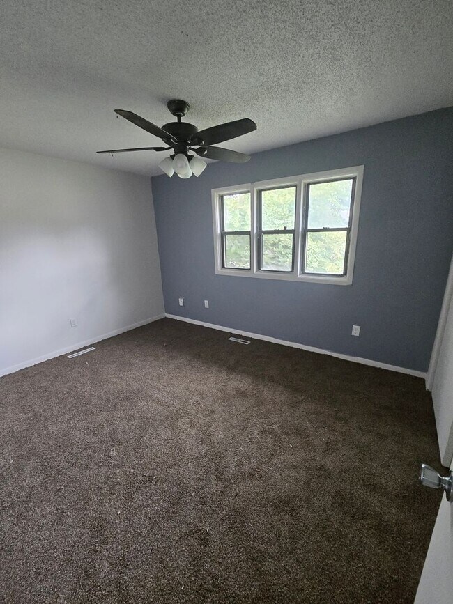 Building Photo - 3 bed 1 bath with partially finished basement & fully fenced in yard