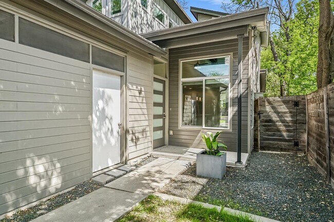 Building Photo - 1006 Payne Ave