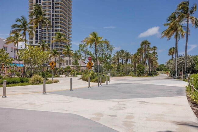 Building Photo - 7326 Collins Ave