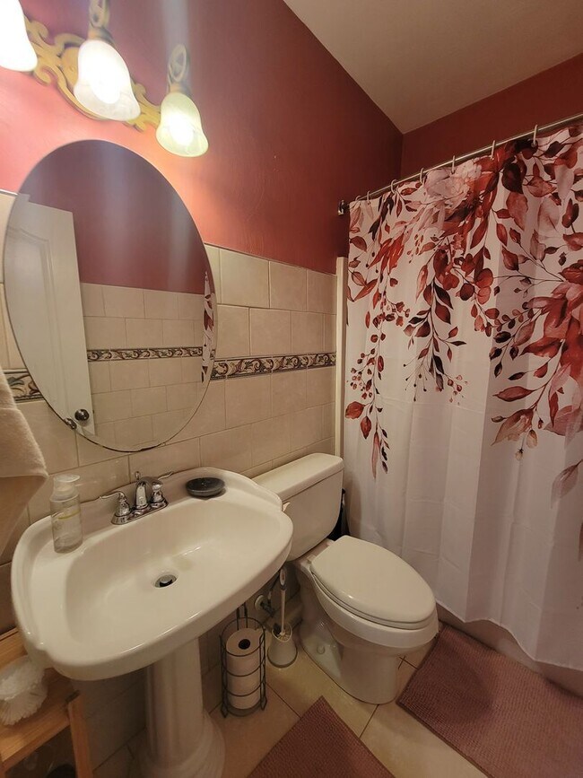 Building Photo - 4BR / 4BA Single-Family Home Near Norfolk ...