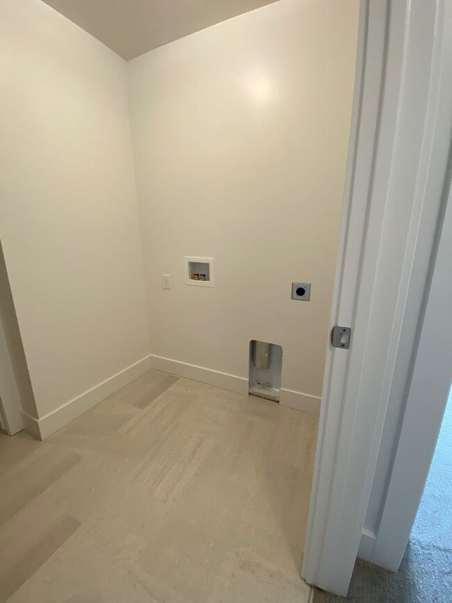 Building Photo - Beautiful 3 Bed, 2.5 Town Home! Available ...