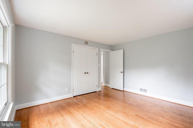 Building Photo - 9239 Vernon Dr
