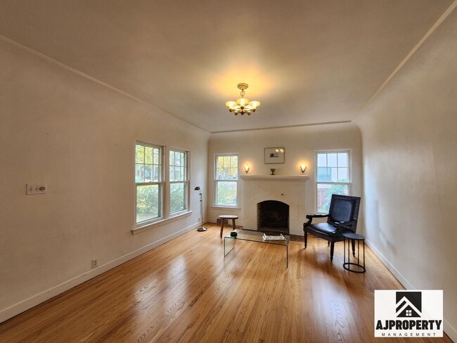 Building Photo - Charming 3/2 near McKennan Park