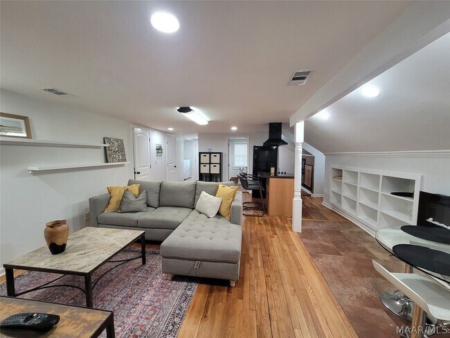Building Photo - 2137 Madison Ave