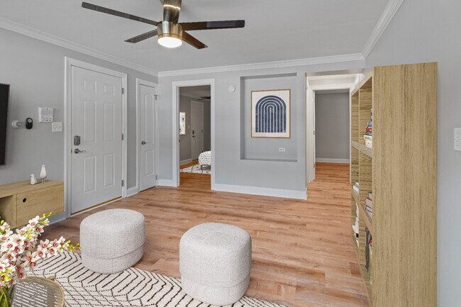 Building Photo - Recently Rehabbed 1-Bedroom in Lake Bluff | Pet Friendly + Prime Location