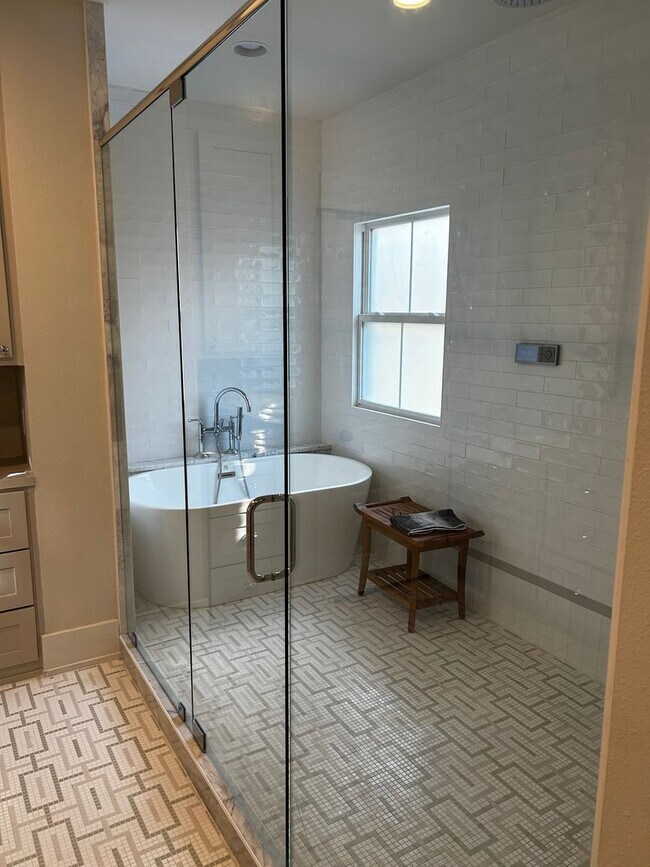 Building Photo - UNFURNISHED Beautiful Large Home Available Now on North Walnut in Fayetteville !!