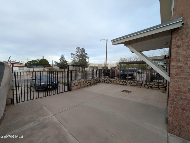 Building Photo - 709 Tays St