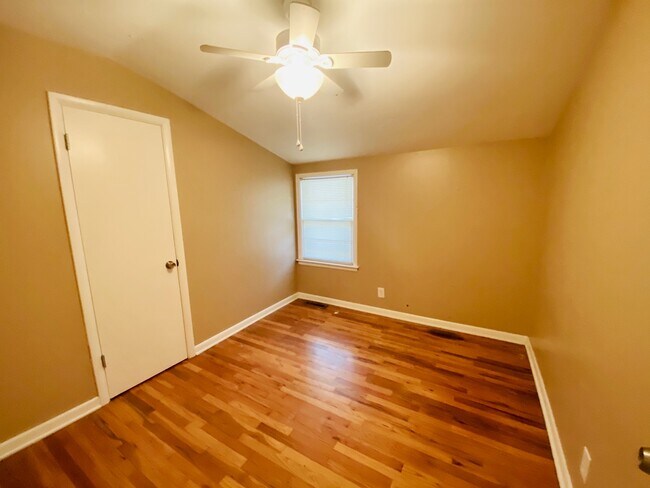 Building Photo - {11821} Desirable Shawnee Village Location + Hardwood Floors + Fenced Yard