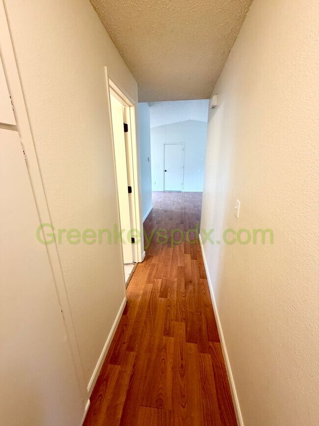 Building Photo - Wonderful 3-bedroom 2 Bath House in SE Portland!