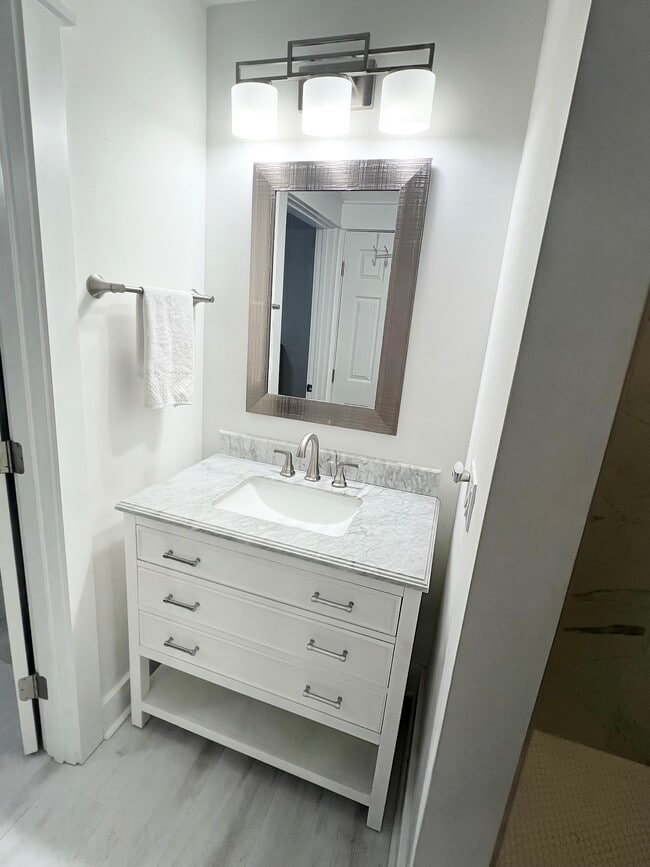 Building Photo - 7813 N Lagoon Dr