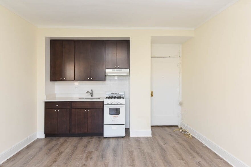 Building Photo - 3335 W Diversey Ave