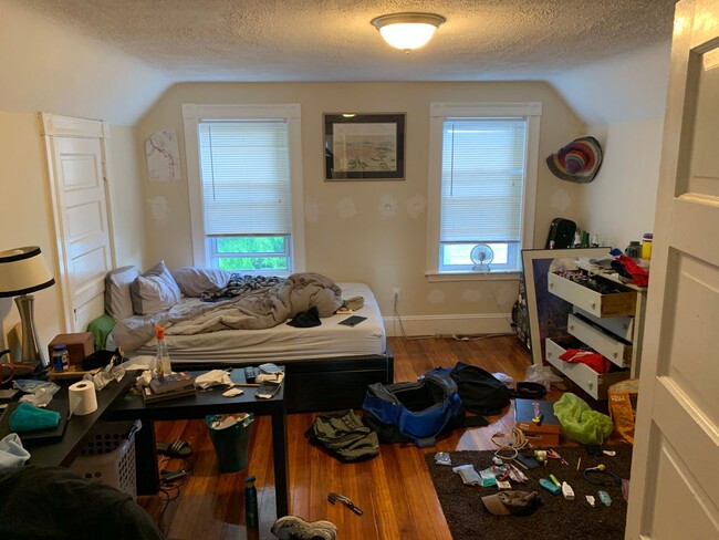 Building Photo - Huge 5 bed In Davis Square
