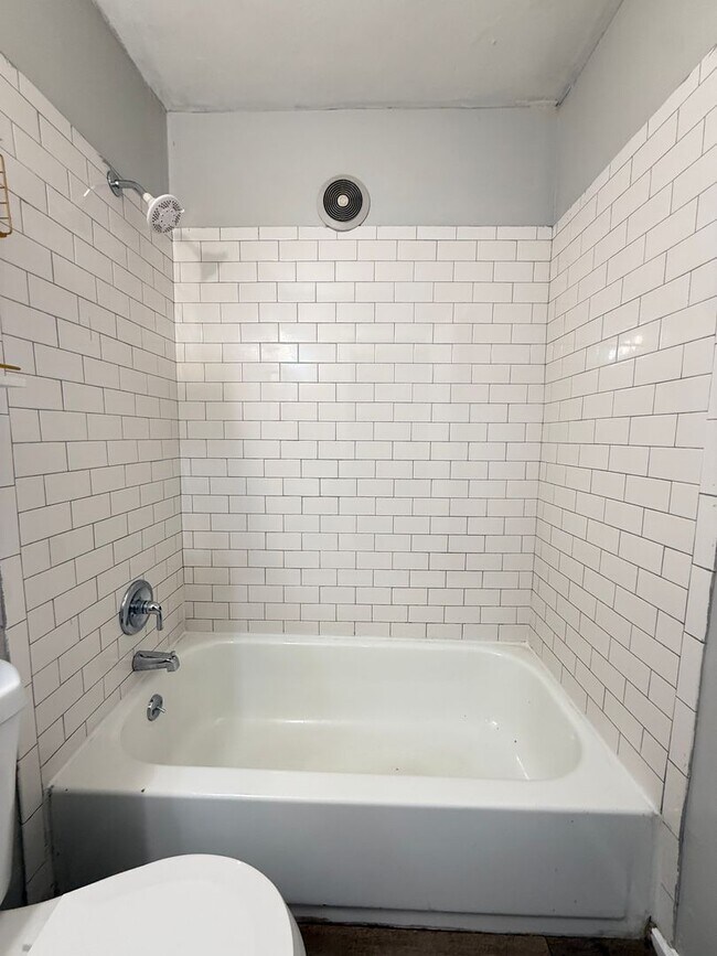 Building Photo - 2 Bedroom Cottage in Woodbine!