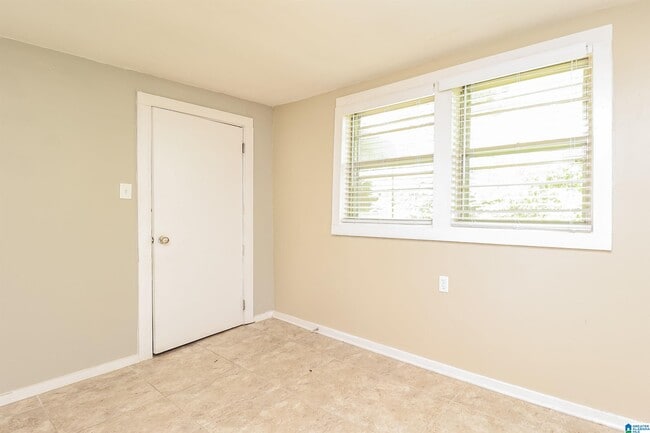 Building Photo - 3130 Ashwood Rd