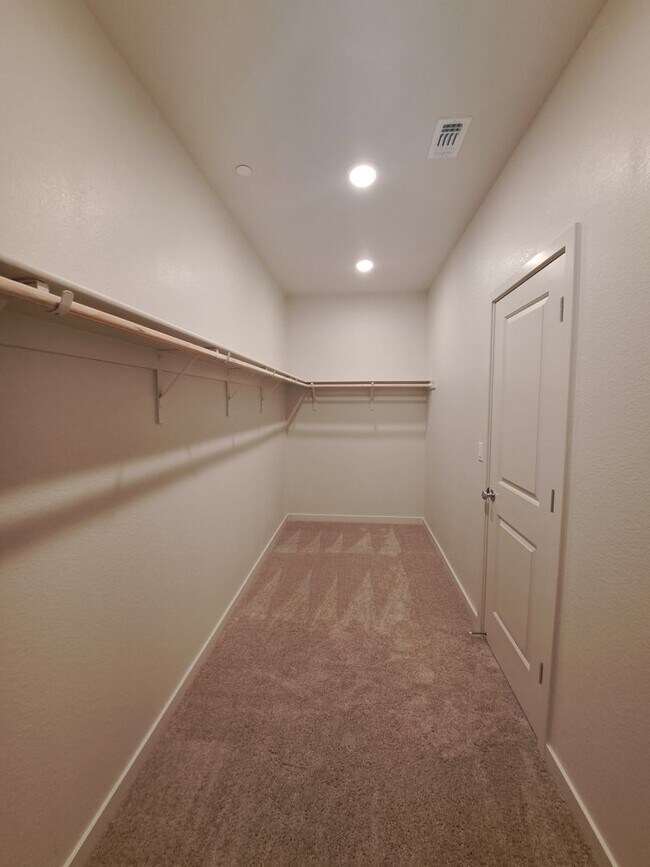 Building Photo - Beautiful, Almost New Home in Monte Verde ...