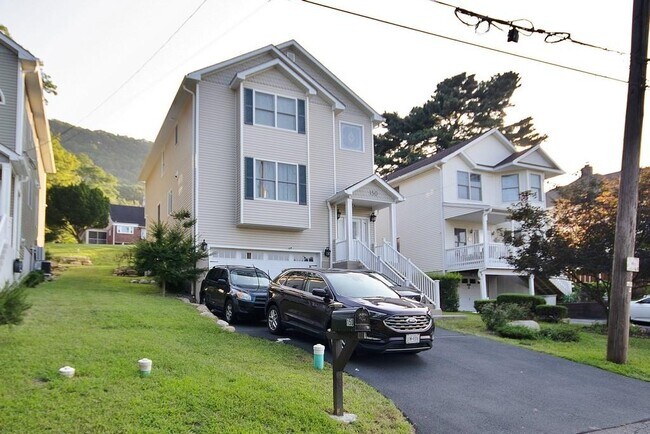 Building Photo - 150 Clove Ave