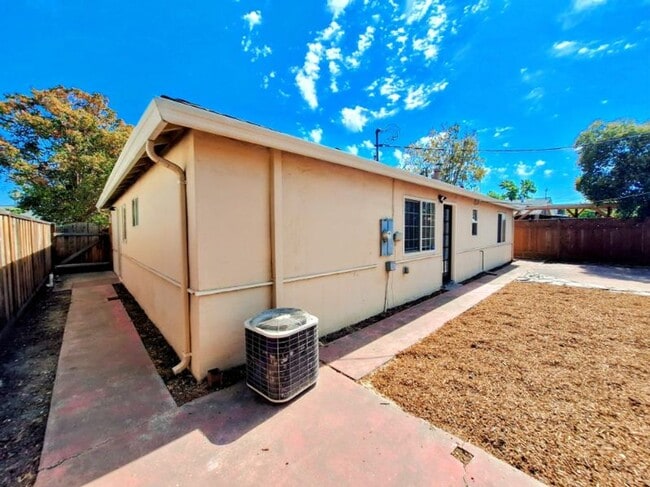 Building Photo - Beautiful Single Story House w/Low Mainten...