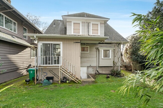 Building Photo - Charming 1-bdrm/1-bath in 1900s Victorian triplex—Prime location, shared laundry & yard