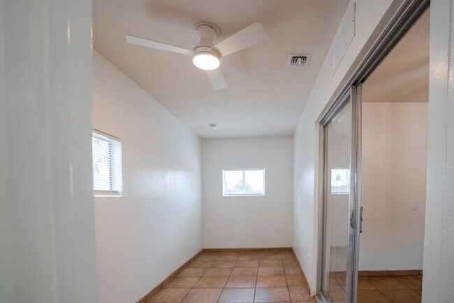 Building Photo - 1410 W Clarendon Ave