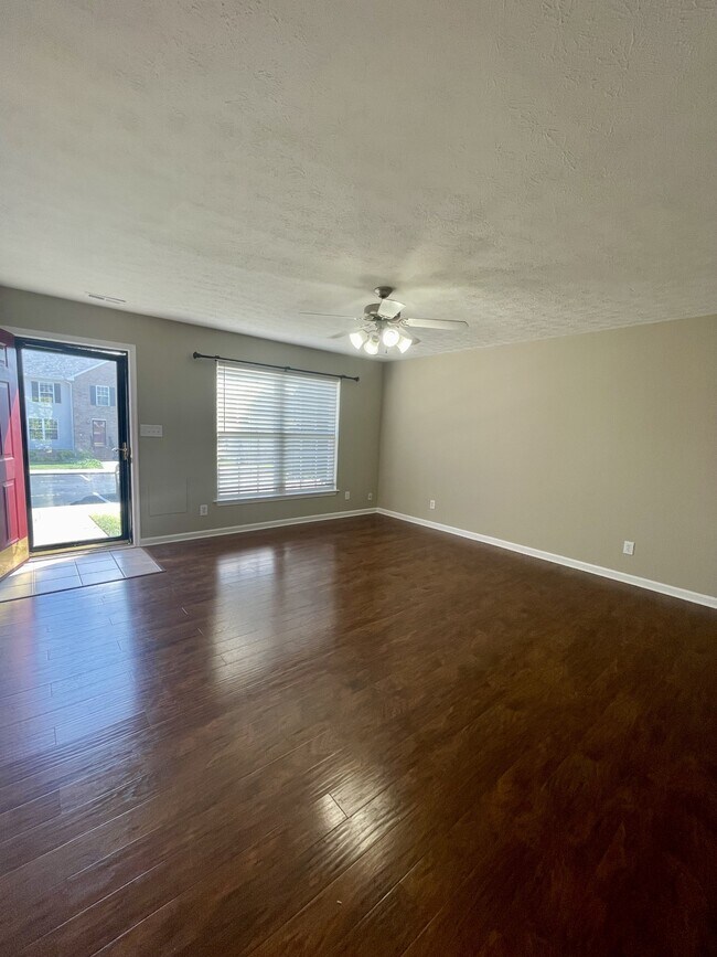 Building Photo - 1031 Middle View Dr