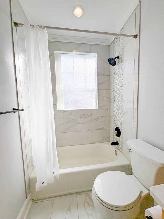 Building Photo - Downtown Living! 2 Bedroom 2 Bath Apartment (No Pets)