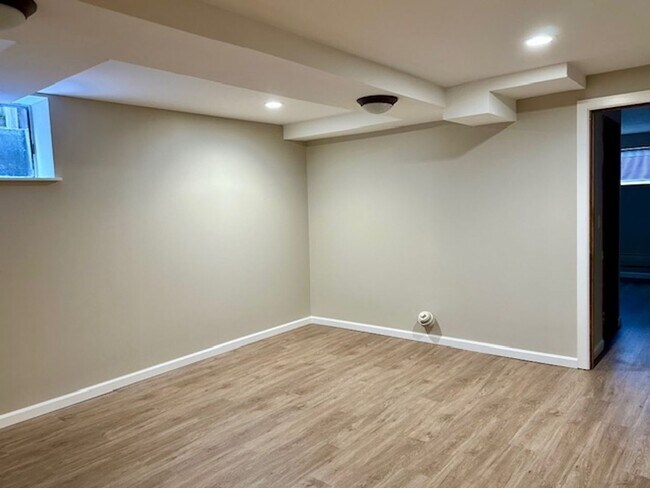 Building Photo - Large 4 Bedroom Magnolia Home