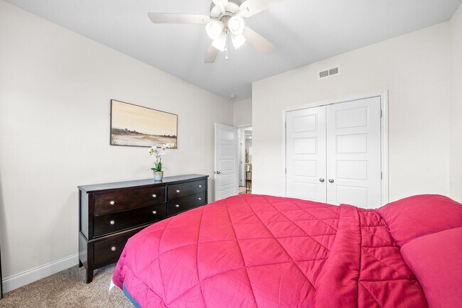 Building Photo - 525 Bloomington Trce