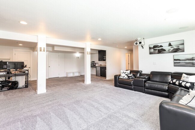 Building Photo - 5 Bedroom/4 Bathroom House in Lehi