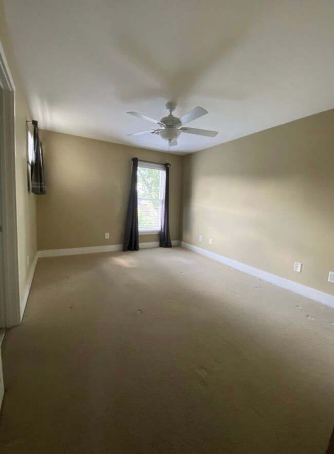 Building Photo - 2 BEDROOM 2.5 BATH TOWNHOME WITH DOWNTOWN ...