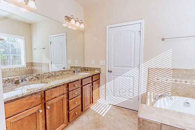 Building Photo - 12 Glenmora Rd