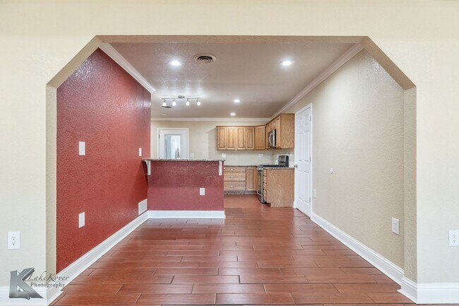 Building Photo - 3 bed, 1.5 bath, XL living room, XL garage...