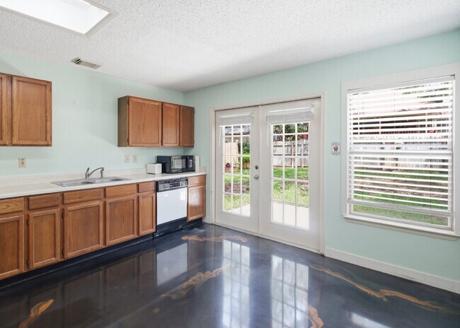 Building Photo - "Charming 3-Bed in Schertz with Spacious 2246 Sq Ft Layout!"
