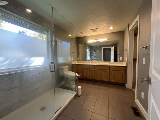 Building Photo - Beautiful Single-Level 3 Bedroom Home with Modern Kitchen and Open Floor Plan