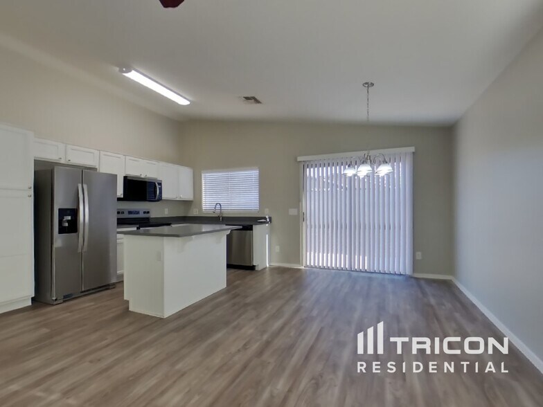 Building Photo - 8832 W Manzanita Dr