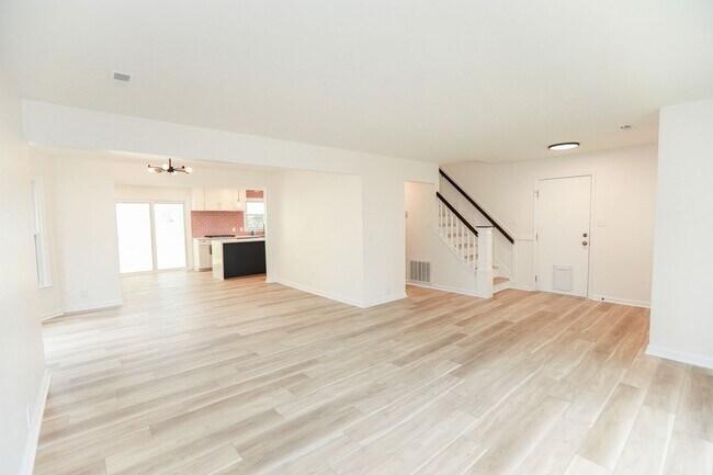 Building Photo - Beautifully renovated 3 bed 2.5 bath home ...