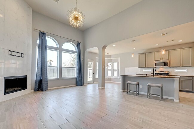 Building Photo - Two-story, 4BD/2.5BR renovated home in Fie...