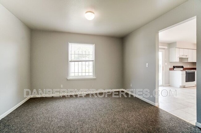 Building Photo - 3704 Willow Run Dr