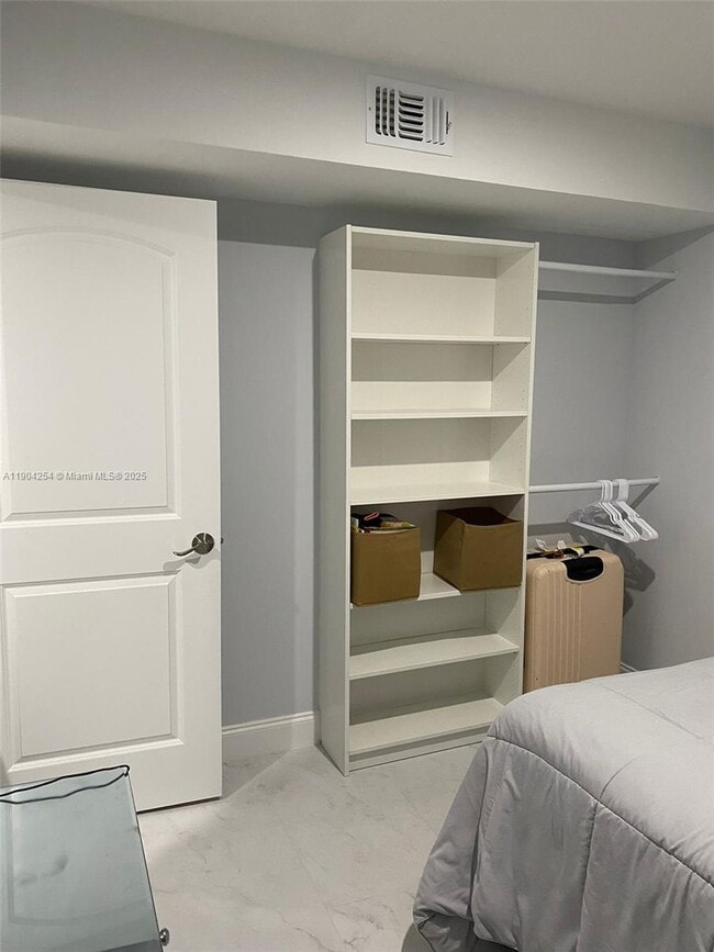 Building Photo - 833 Riverside Dr