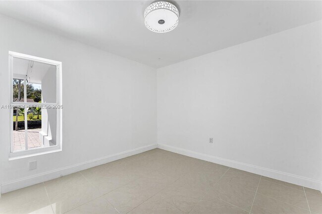 Building Photo - 300 SW 11th Ct