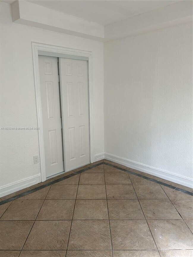 Building Photo - 621 E 46th St